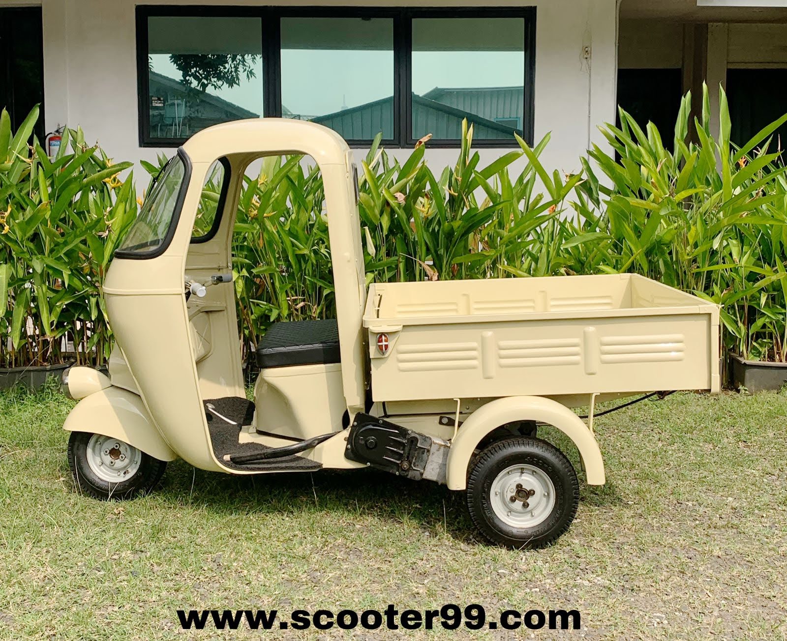 Cockpit of Ape Bajaj Cream Pickup with rotary shifter